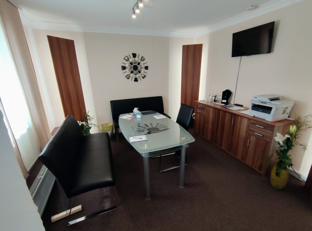 Besprechungstisch, Bestattungen Karow