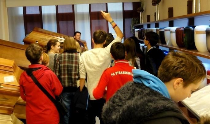 Konfirmanden besichtigen das Unternehmen von Bestattungen Karow