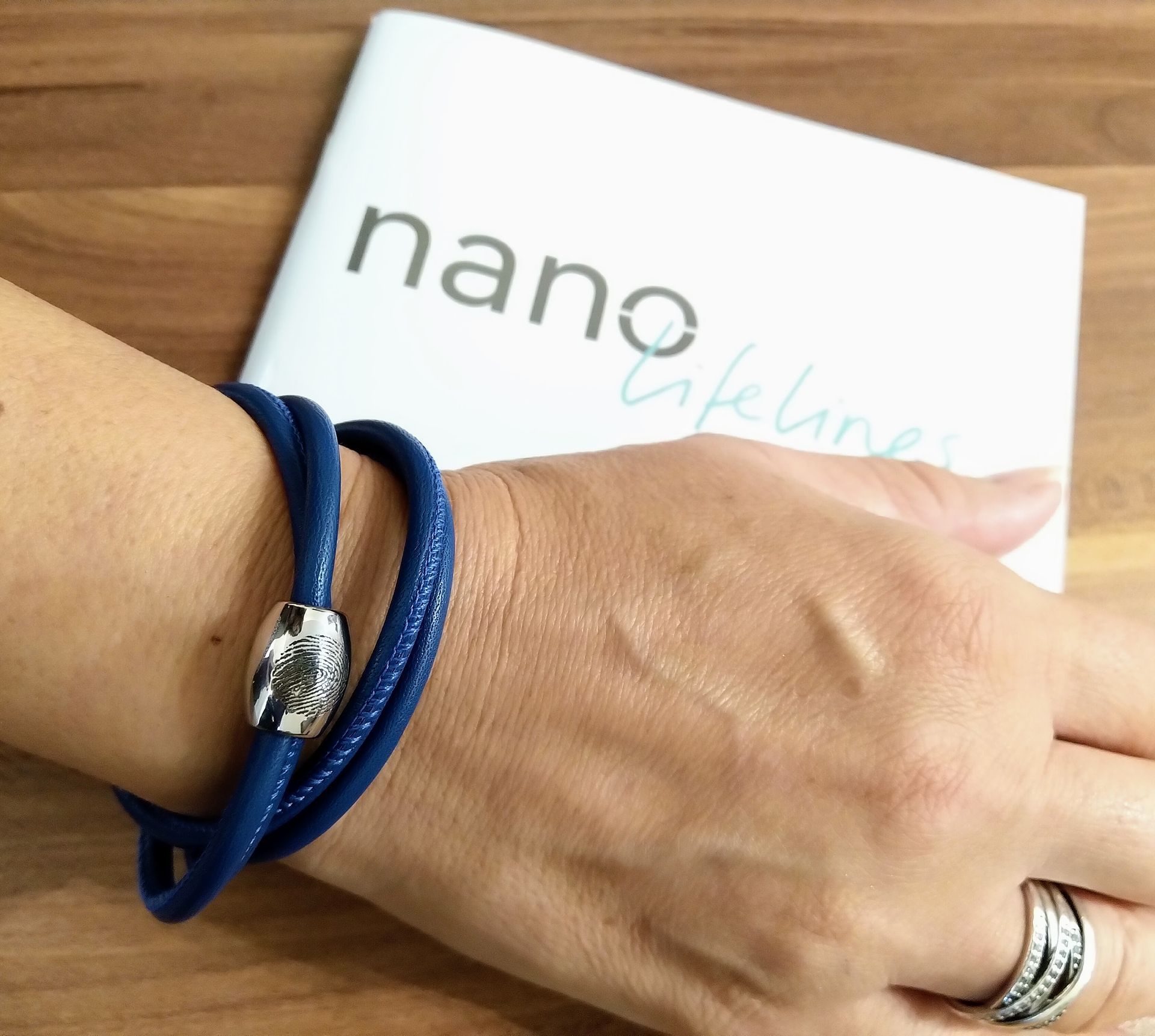 Eine Hand mit einem Fingerprint-Schmuckstück