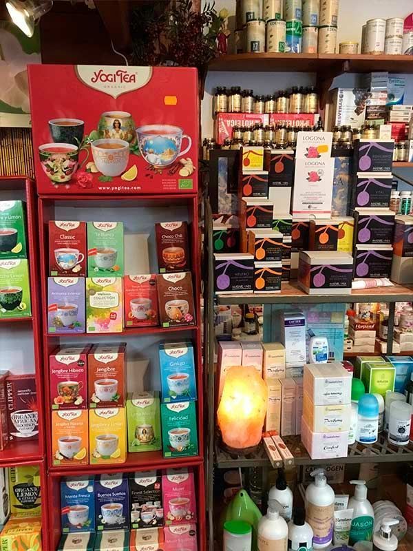 Una tienda llena de cajas de té y una lámpara.
