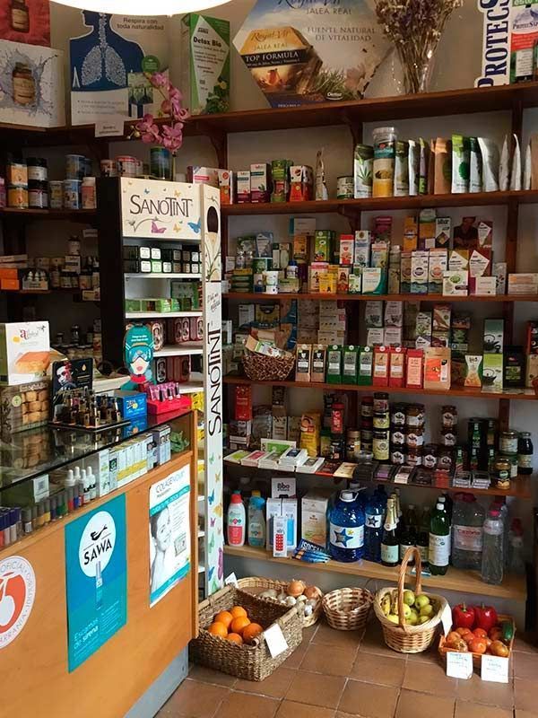 Una farmacia llena de botellas y cestas de fruta.