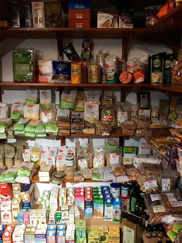 Un estante de una tienda lleno de productos alimenticios.