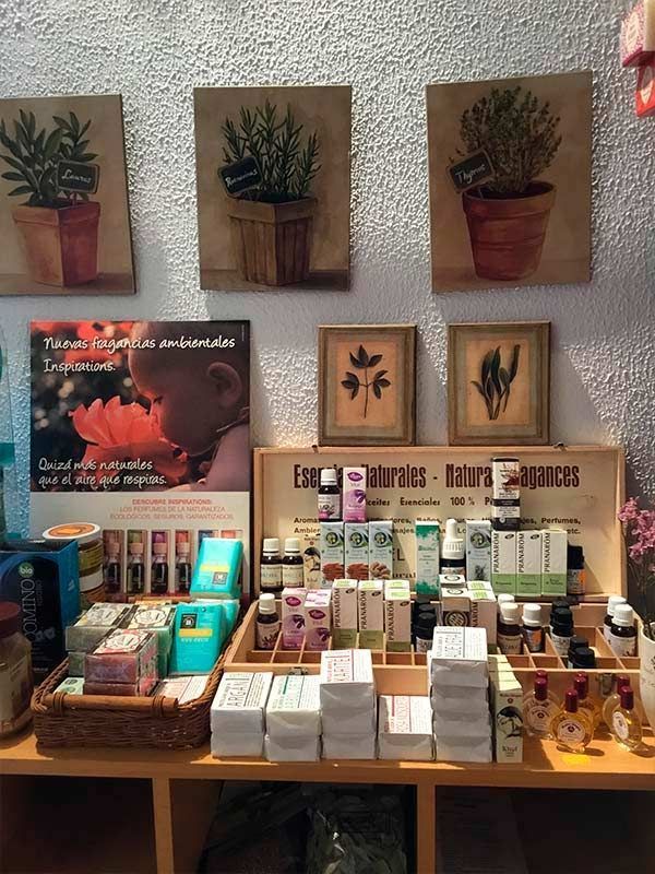 Una exhibición de aceites esenciales y jabones en una tienda.