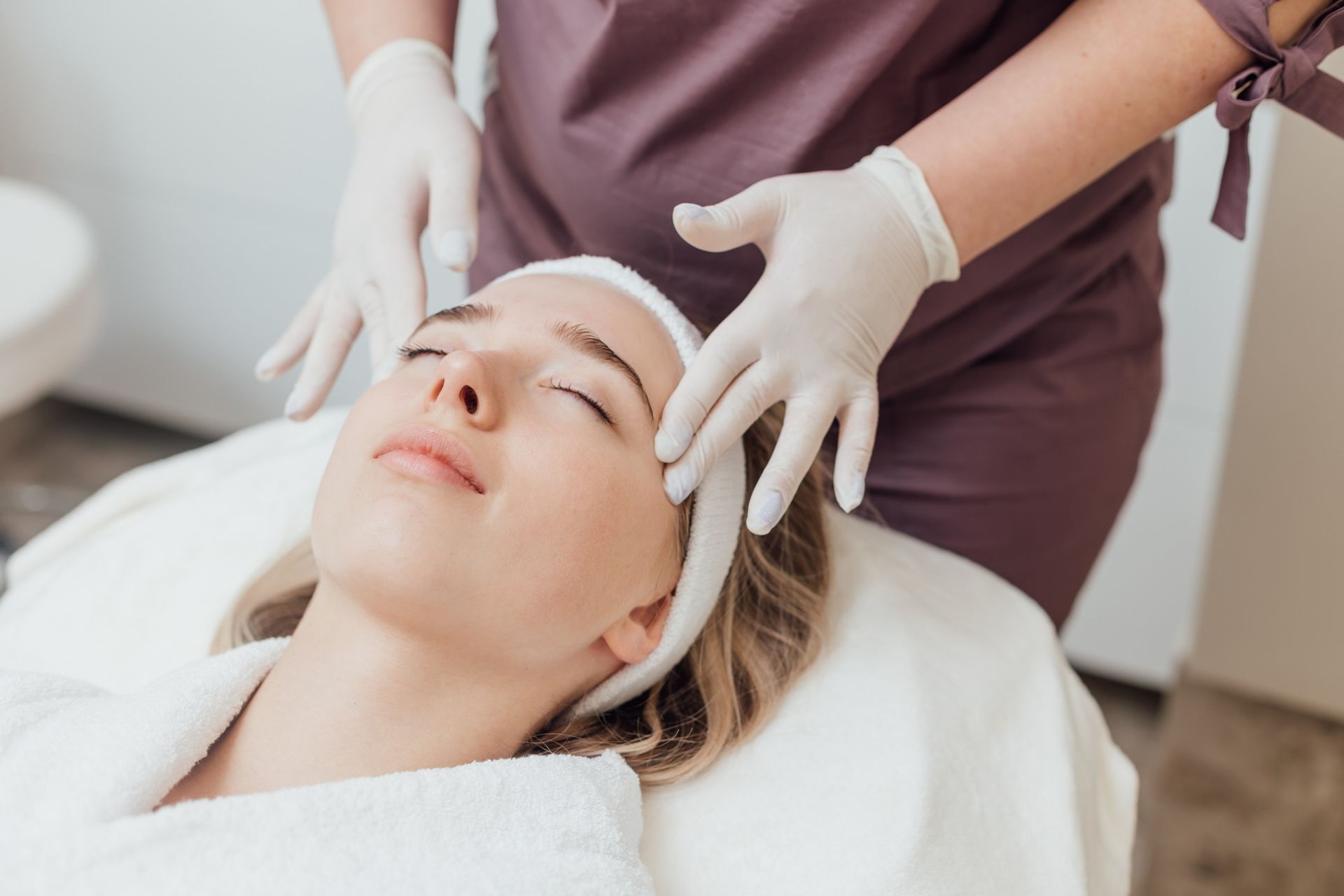 Una mujer está recibiendo un tratamiento facial en un salón de belleza.
