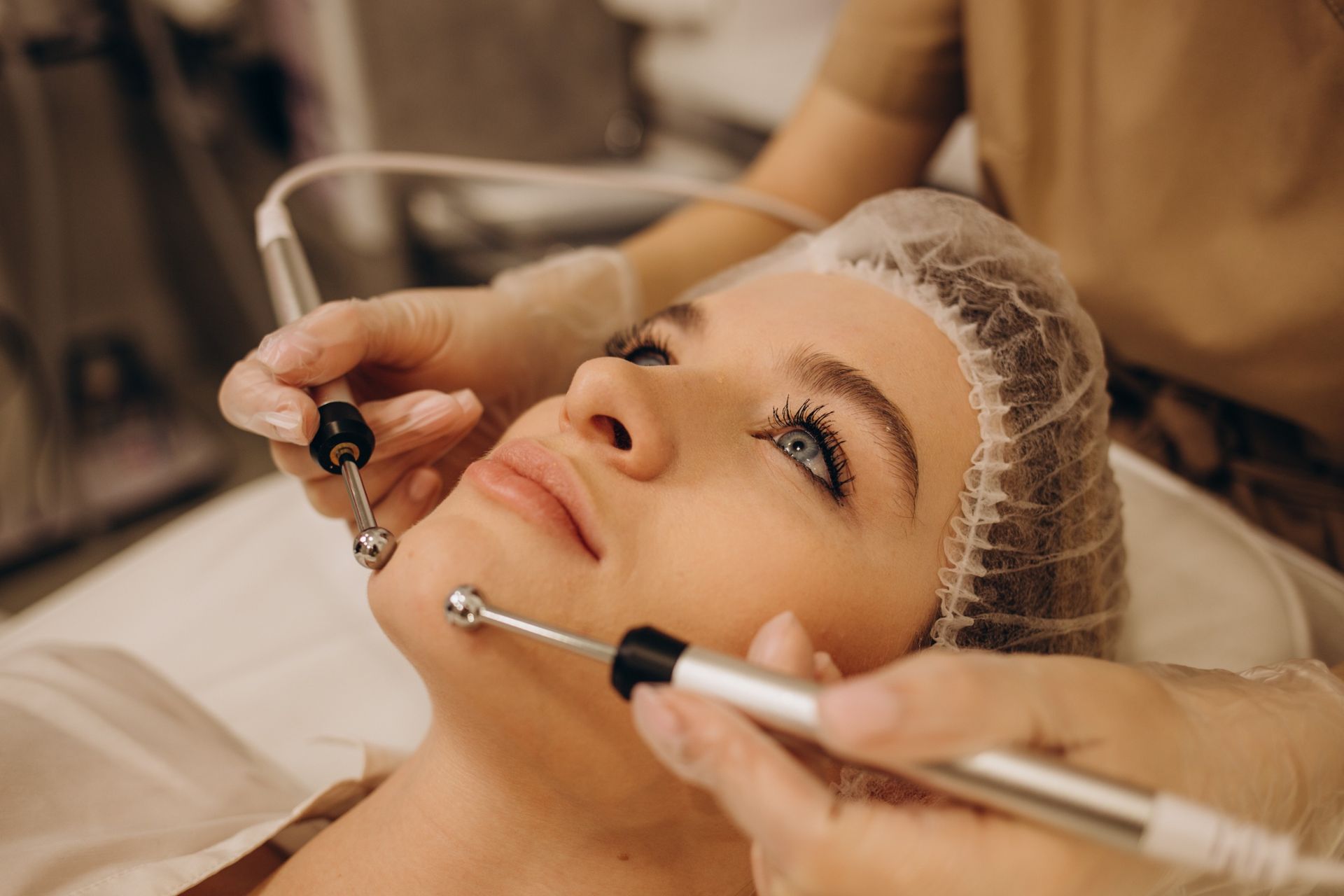 Una mujer está recibiendo un tratamiento facial en un salón de belleza.