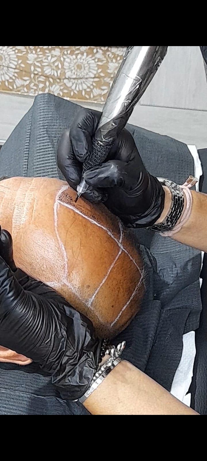 Una persona se está haciendo un tatuaje en el brazo.