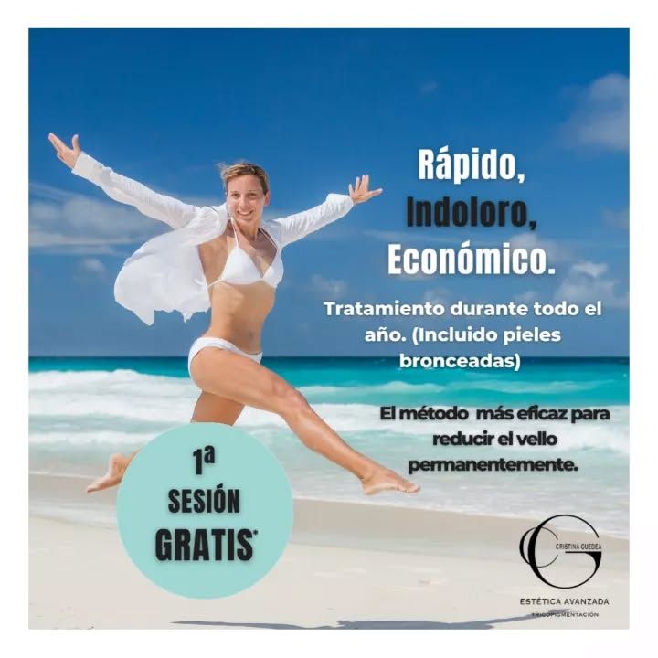 Una mujer en bikini está saltando en el aire en una playa.