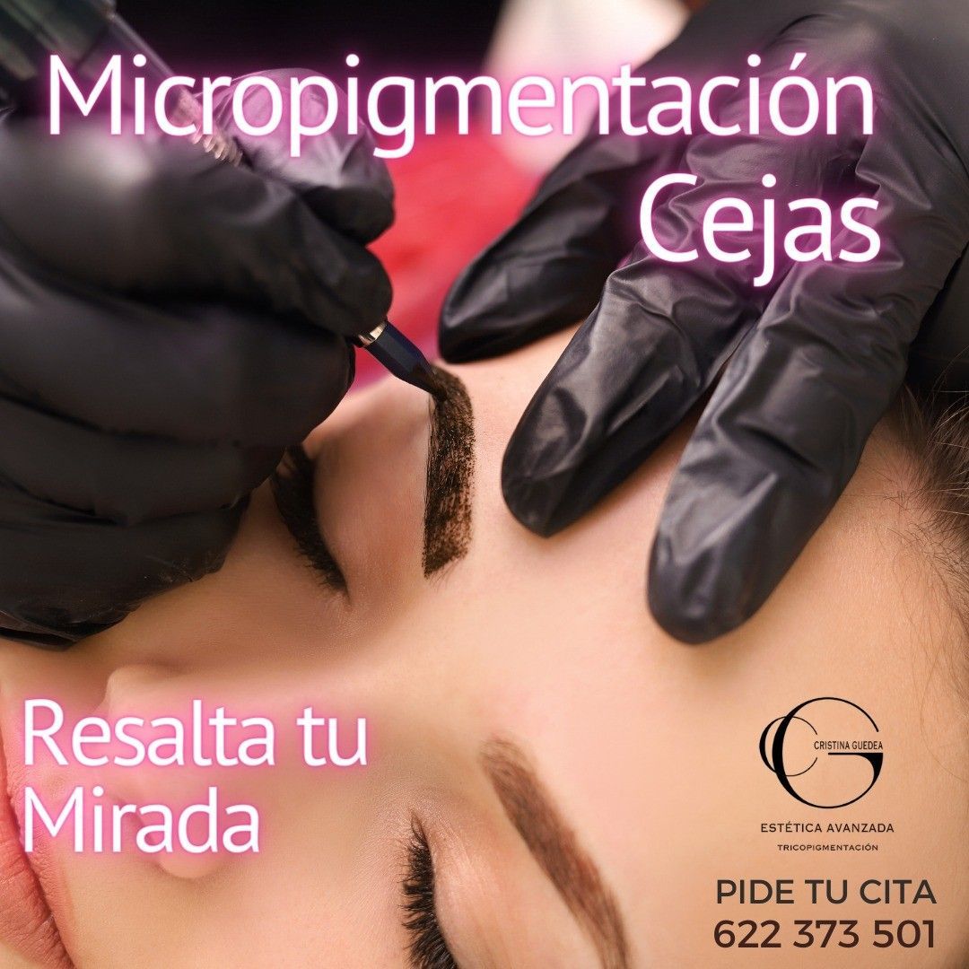 Una mujer se está haciendo micropigmentación en las cejas.