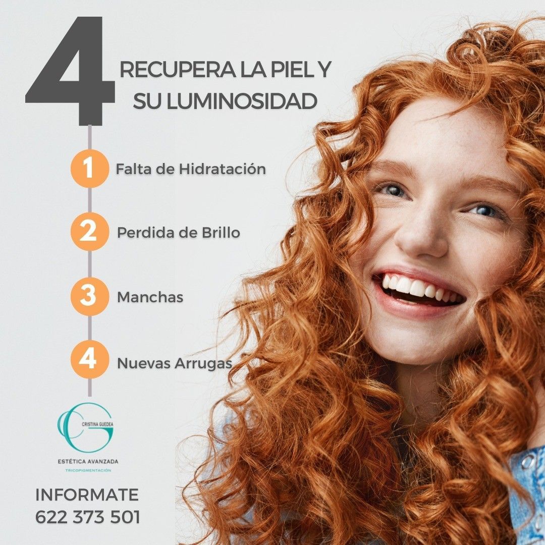 Una mujer con cabello rojo rizado está sonriendo con el número 4 encima de ella.