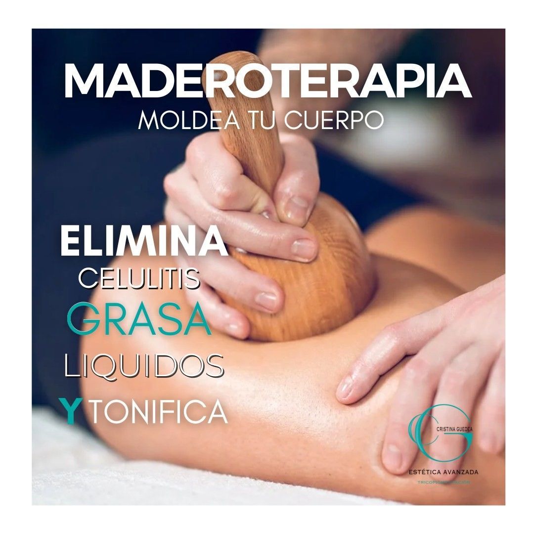 Una mujer está recibiendo un masaje con una bola de madera.