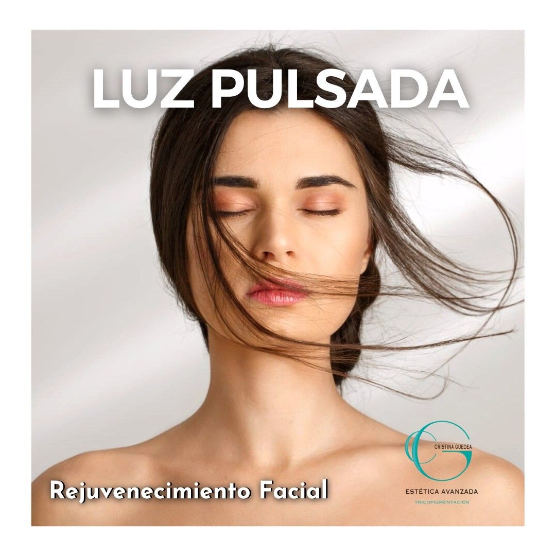 Una mujer con los ojos cerrados y el cabello ondeando al viento.