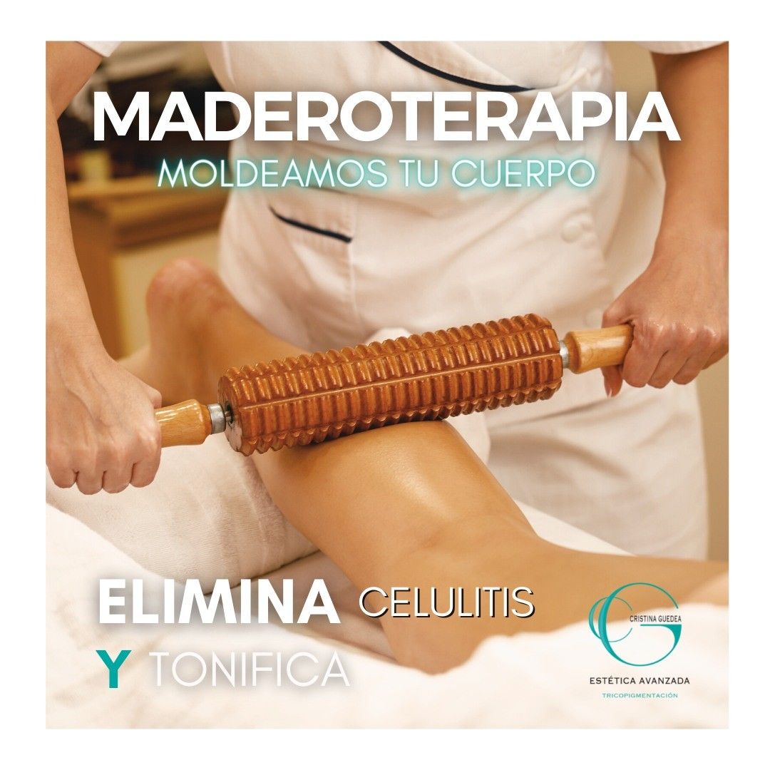 Una mujer está recibiendo un masaje con un rodillo de madera.