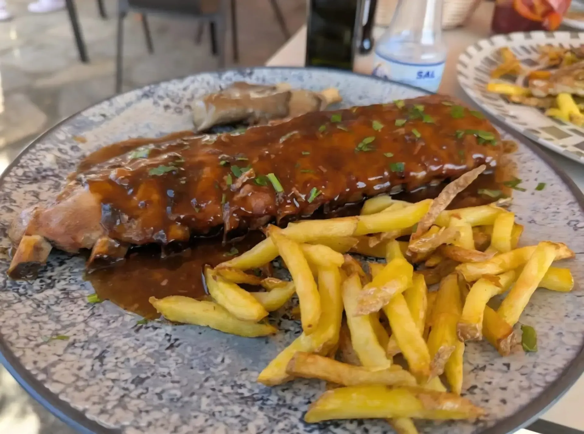 Un costillar de cerdo a la barbacoa