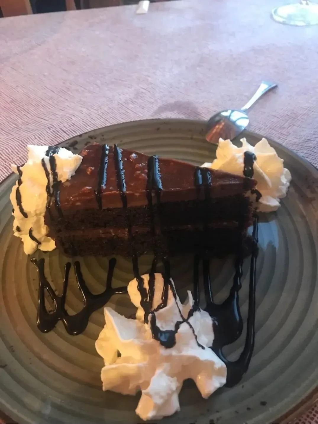 Una porción de pastel de chocolate