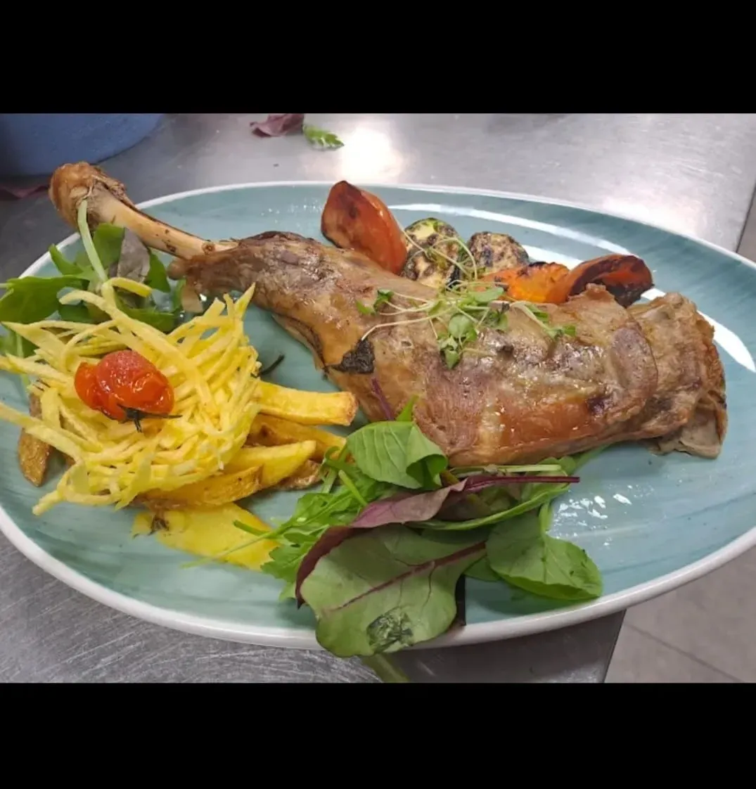 Una pierna de cordero asada