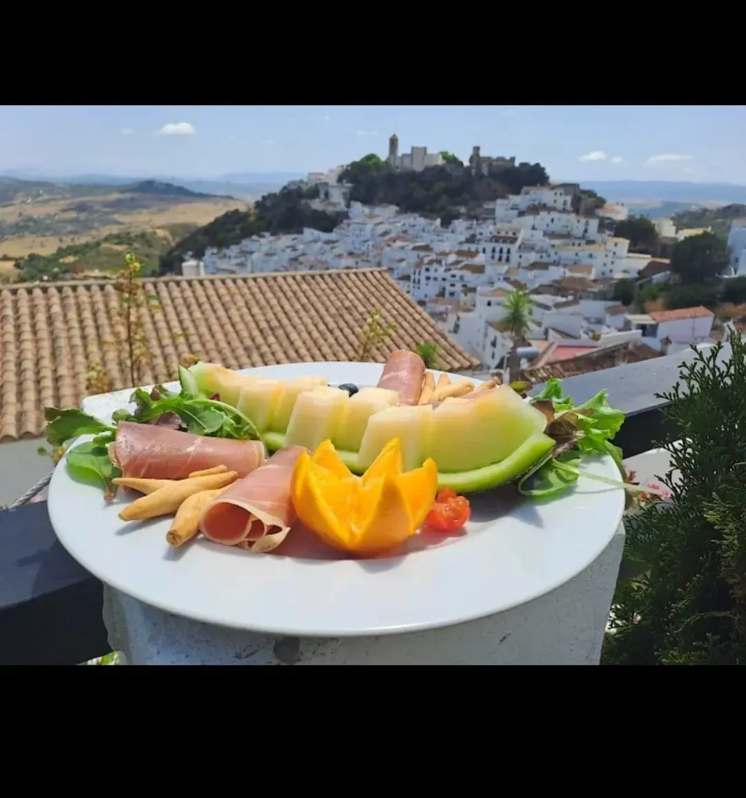 Un plato de melón y jamón con palitos de pan