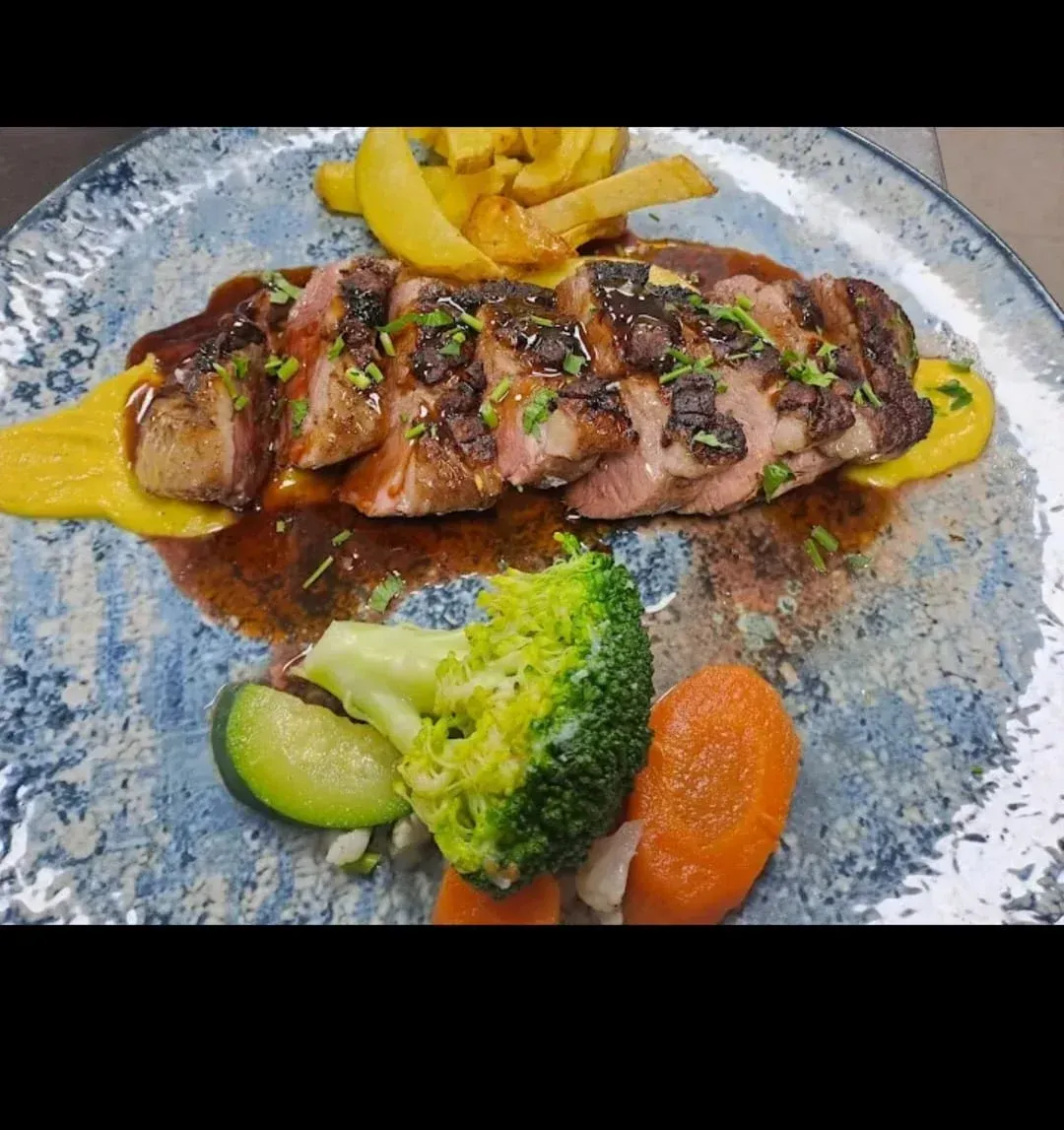 Un plato de pechuga de pato
