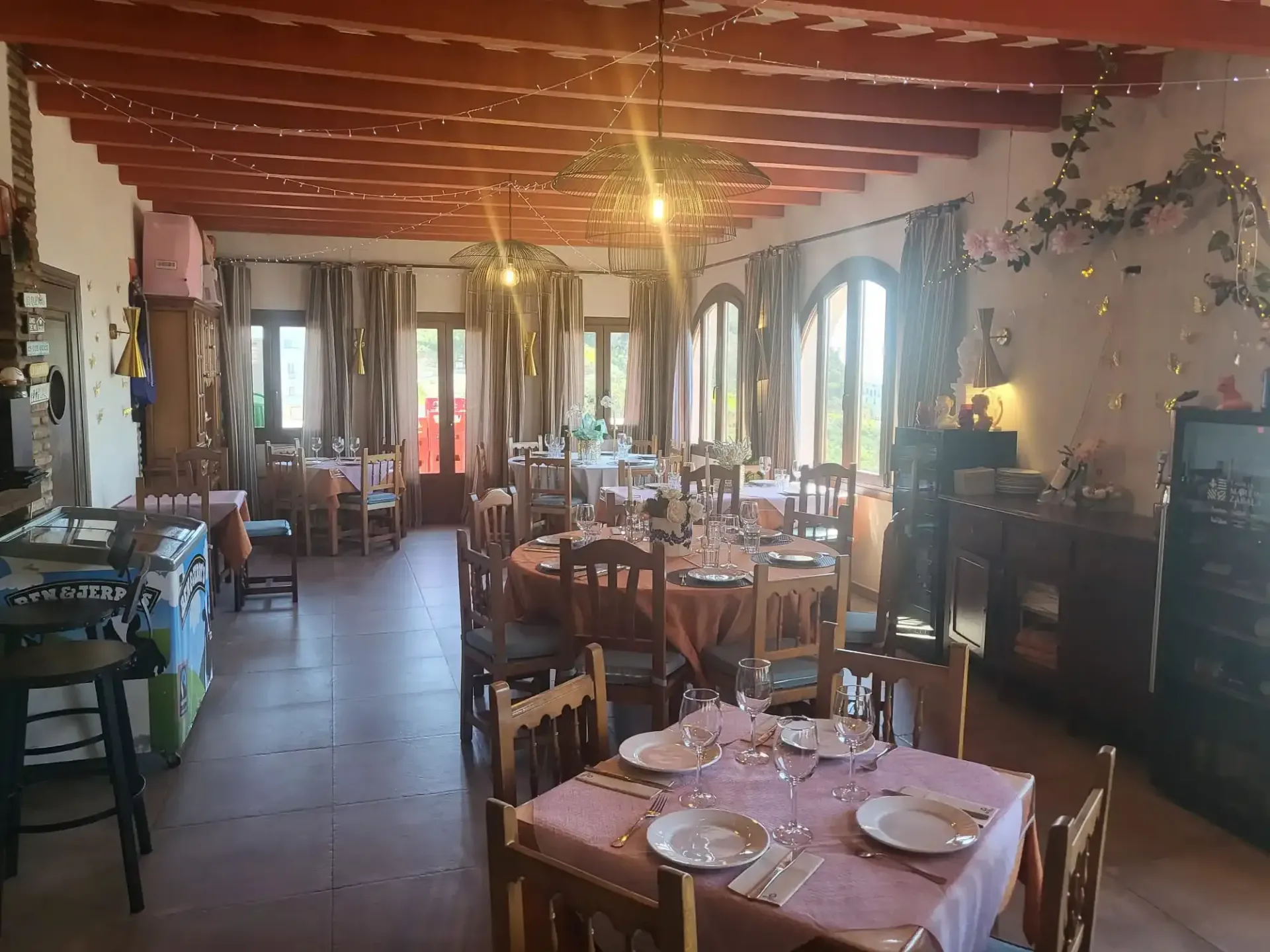 Comedor con techo rústico con vigas