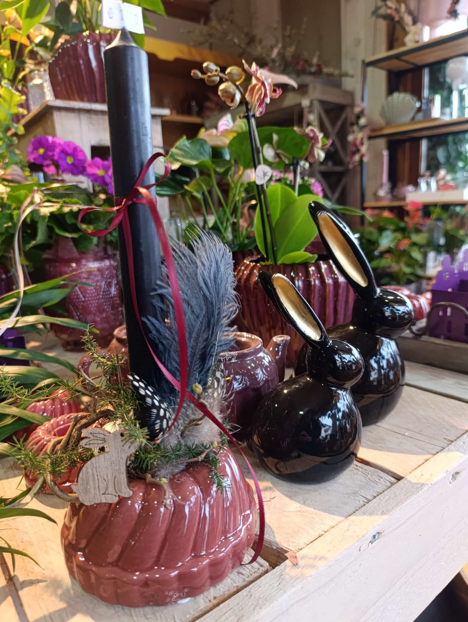 Auf einem Holztisch steht ein Kerzenständer in Hasenform.