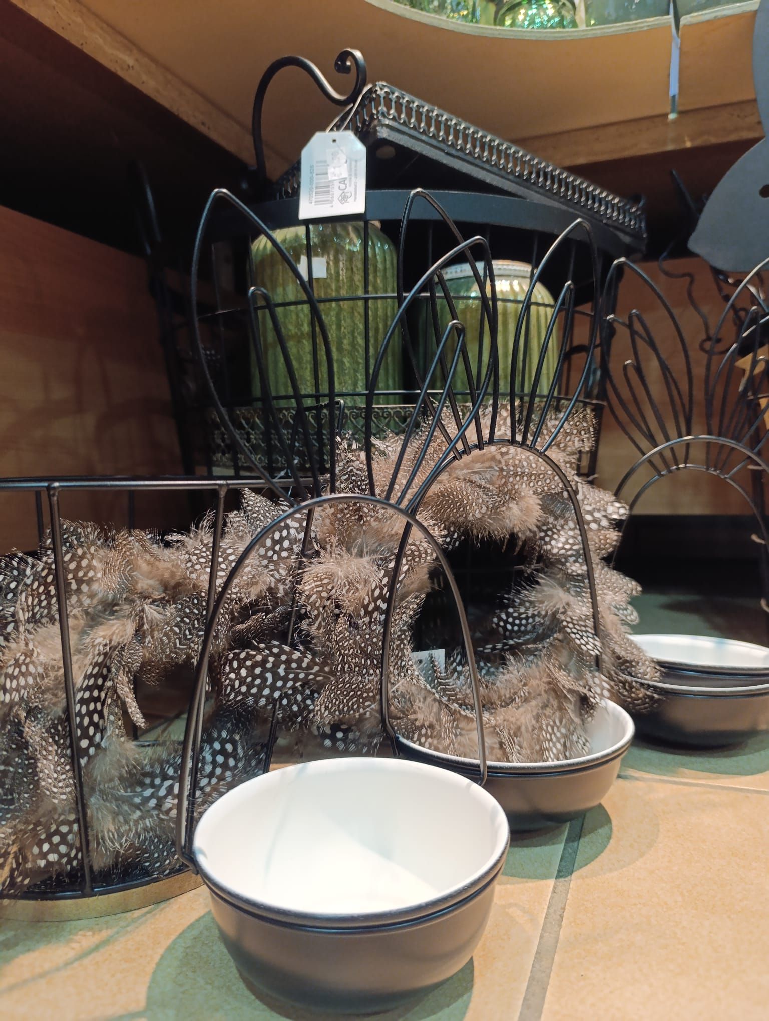 Ein Tisch mit Schüsseln und einem Kranz darauf