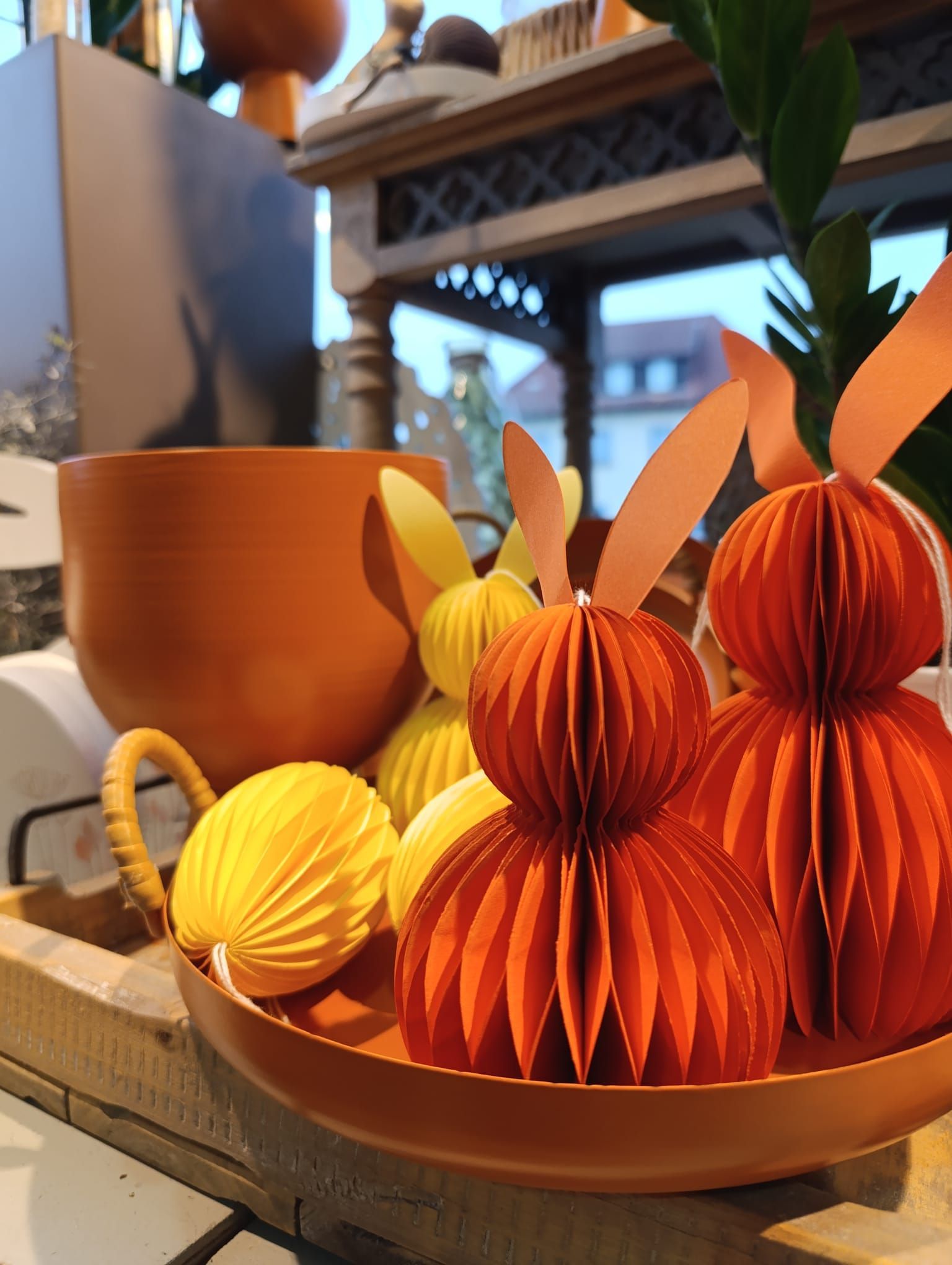 Eine Schale gefüllt mit orangen und gelben Papierblumen