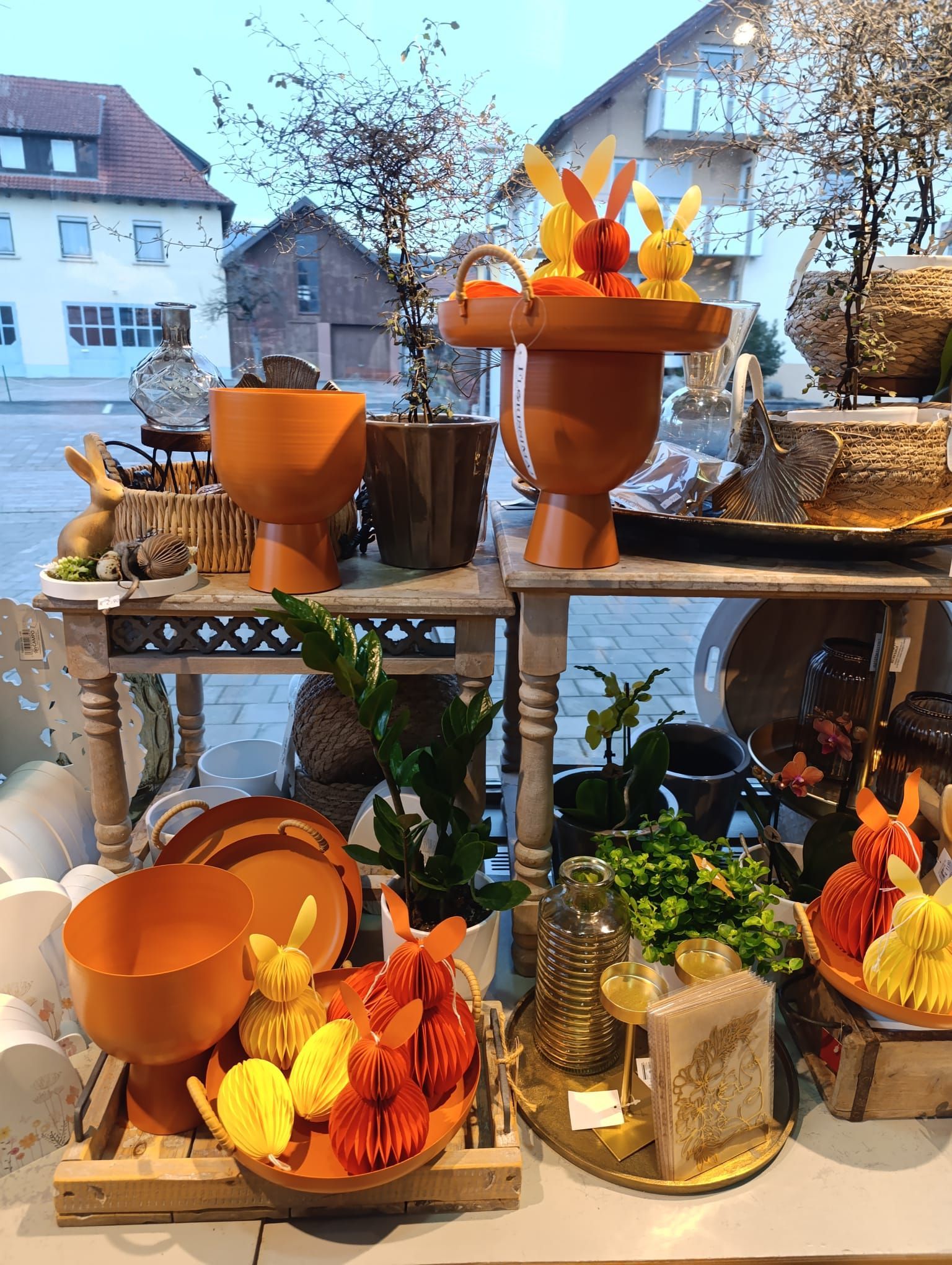 Eine Ausstellung mit Vasen und Schalen in einem Schaufenster.