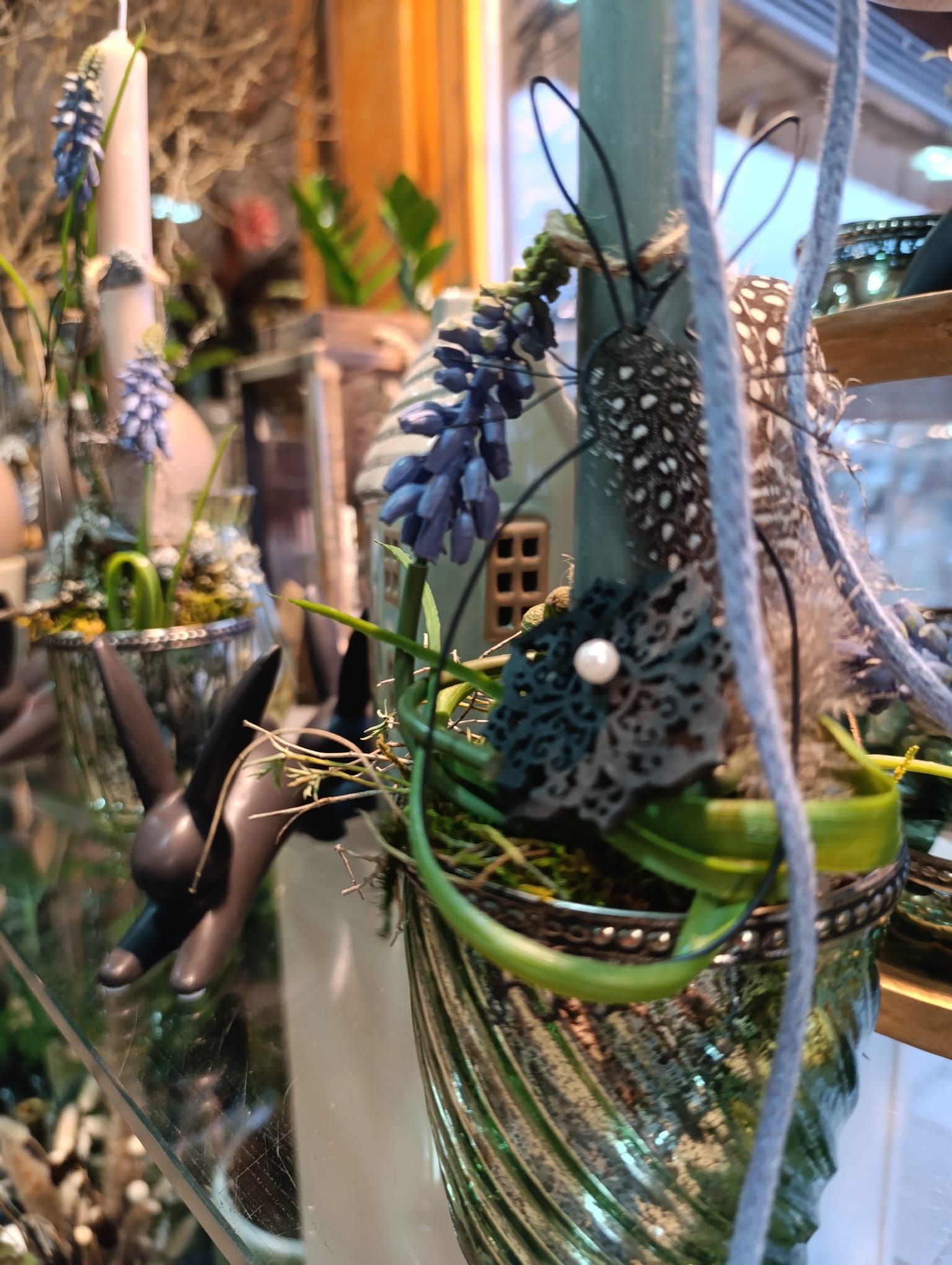 Eine Vase mit Blumen und einer Kerze darin