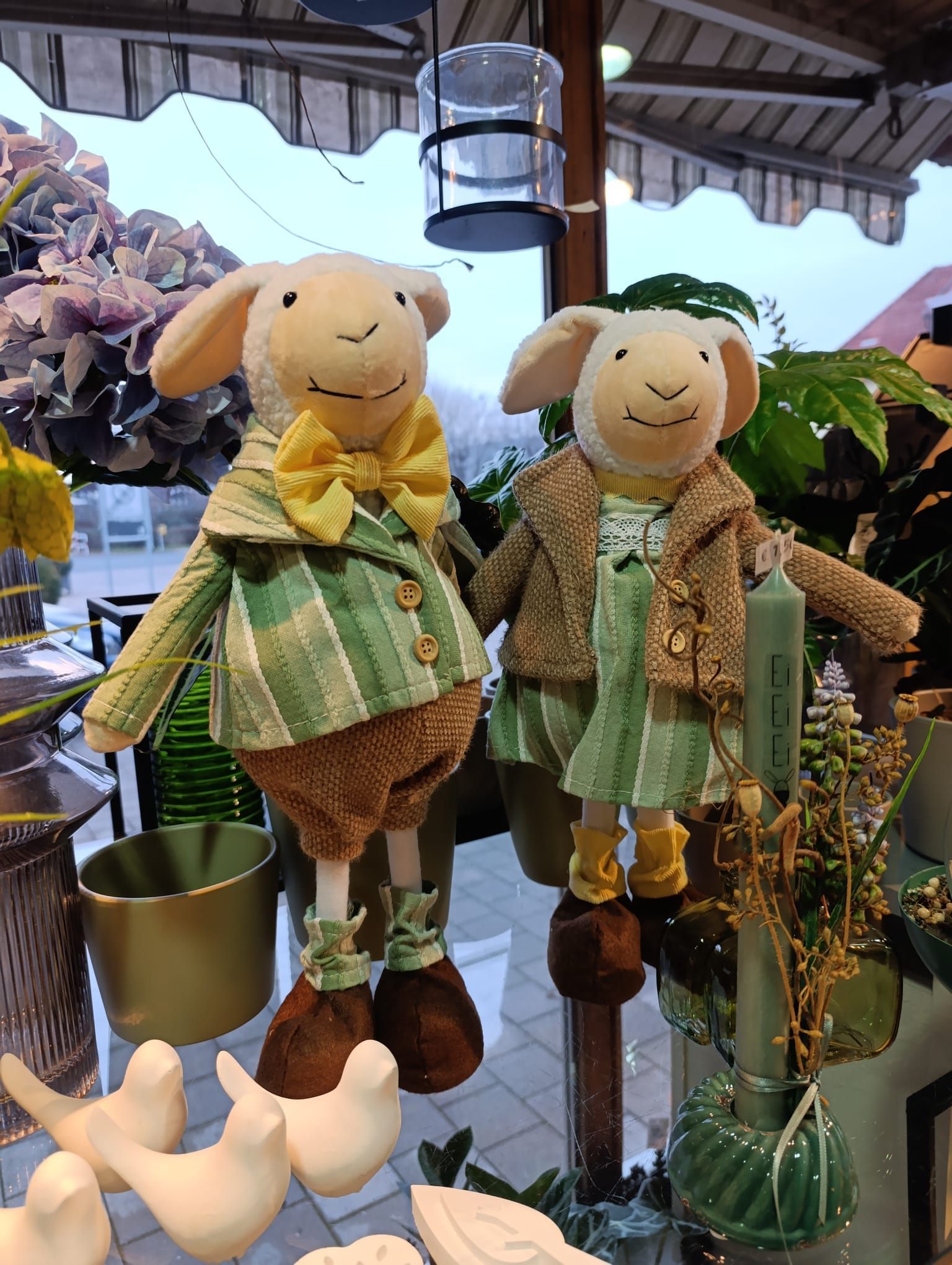 In einem Laden stehen zwei ausgestopfte Schafe nebeneinander.