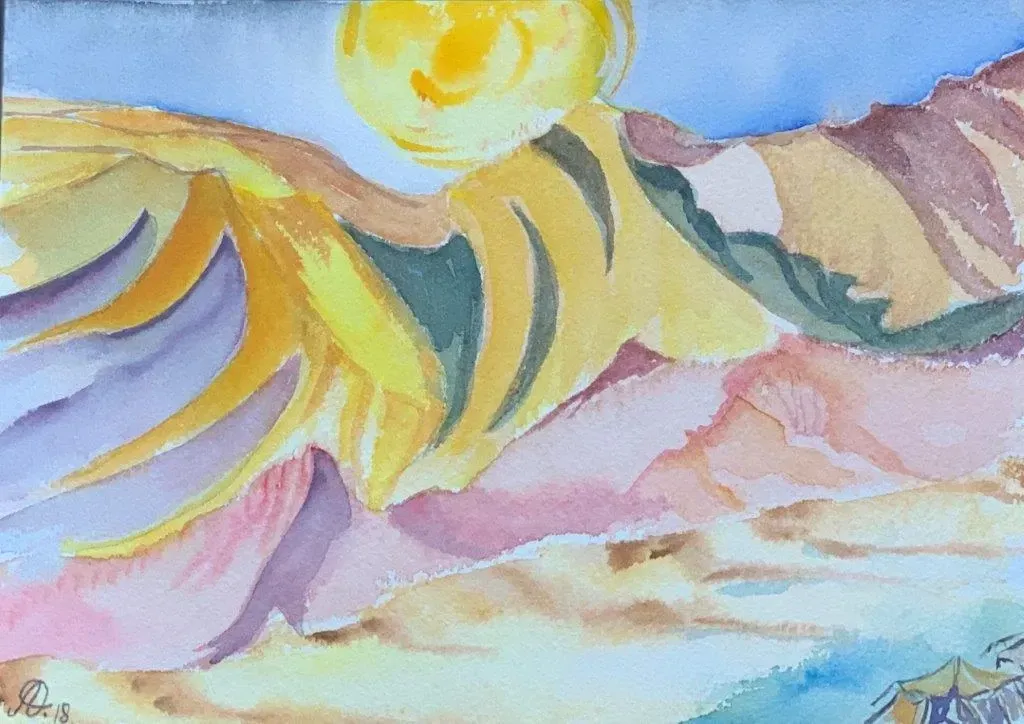 Una pintura de acuarela de un paisaje con montañas y un sol.