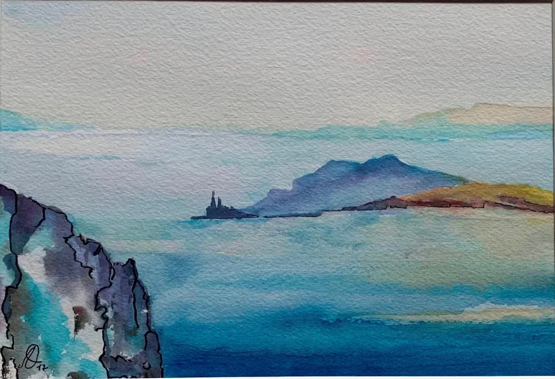 Una pintura de acuarela de un barco en el océano con montañas al fondo.