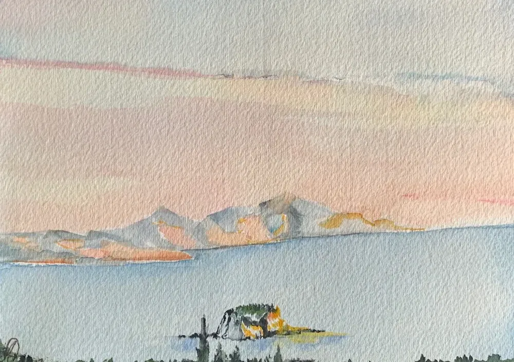 Una pintura de acuarela de un lago con montañas al fondo.