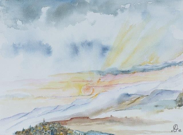 Es una pintura de acuarela de una puesta de sol sobre una ciudad.