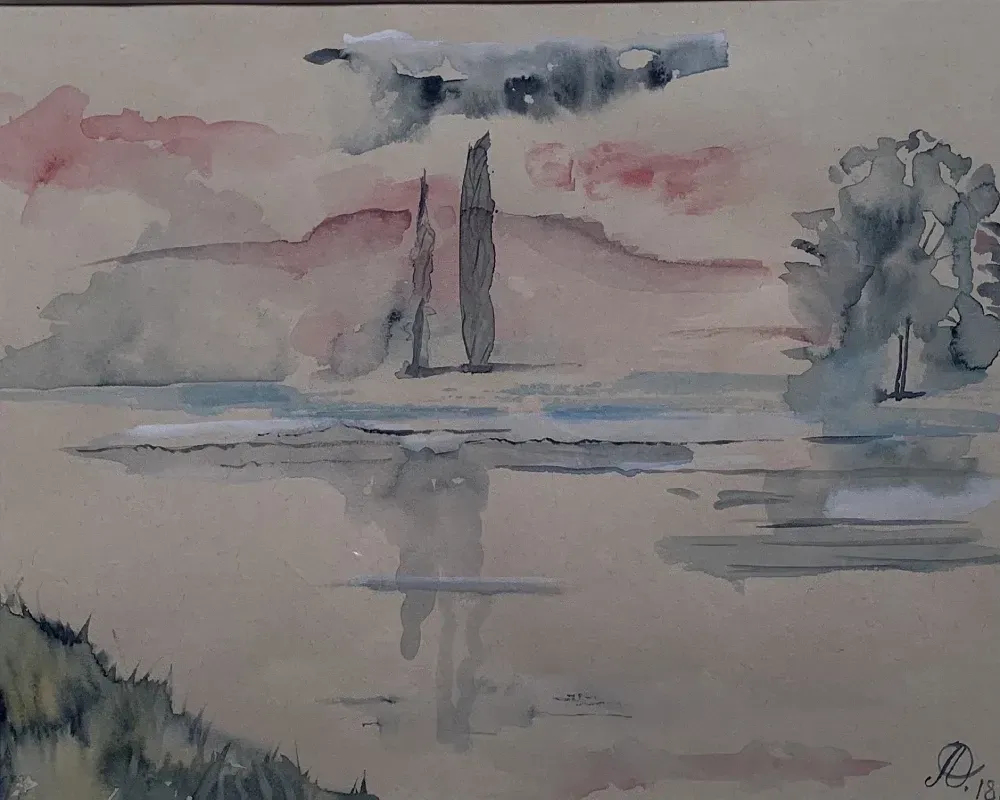 Una pintura de acuarela de un lago con árboles y montañas al fondo.