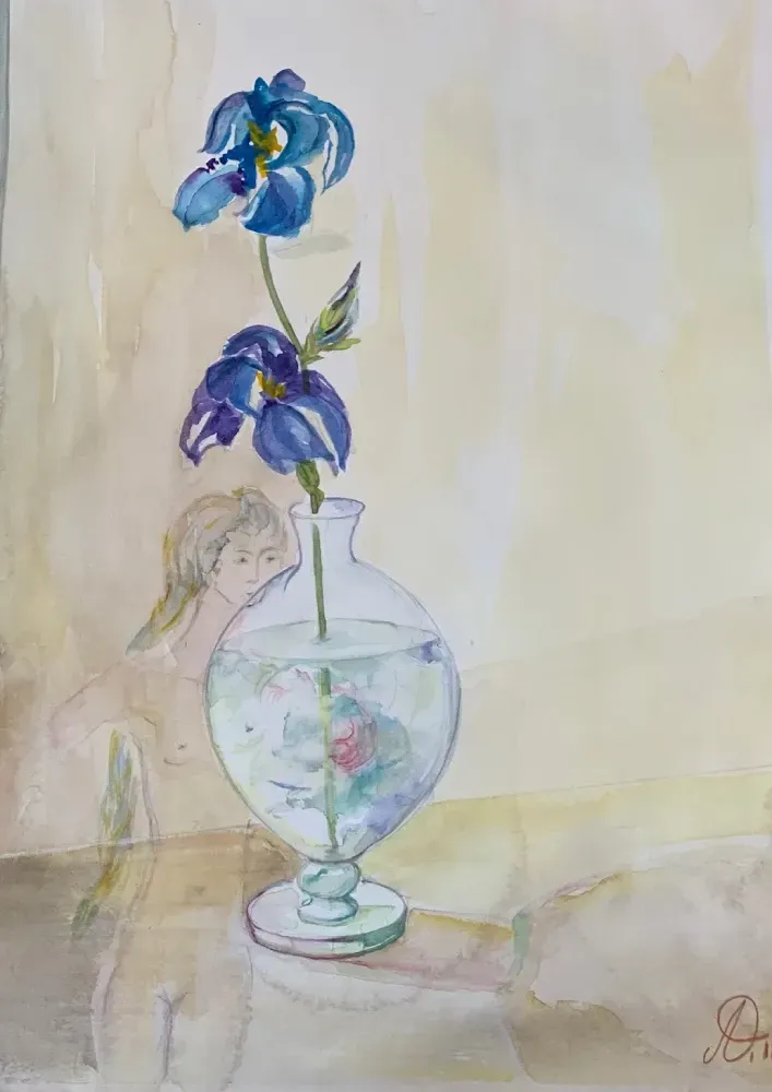 Una pintura de acuarela de una flor azul en un jarrón sobre una mesa.