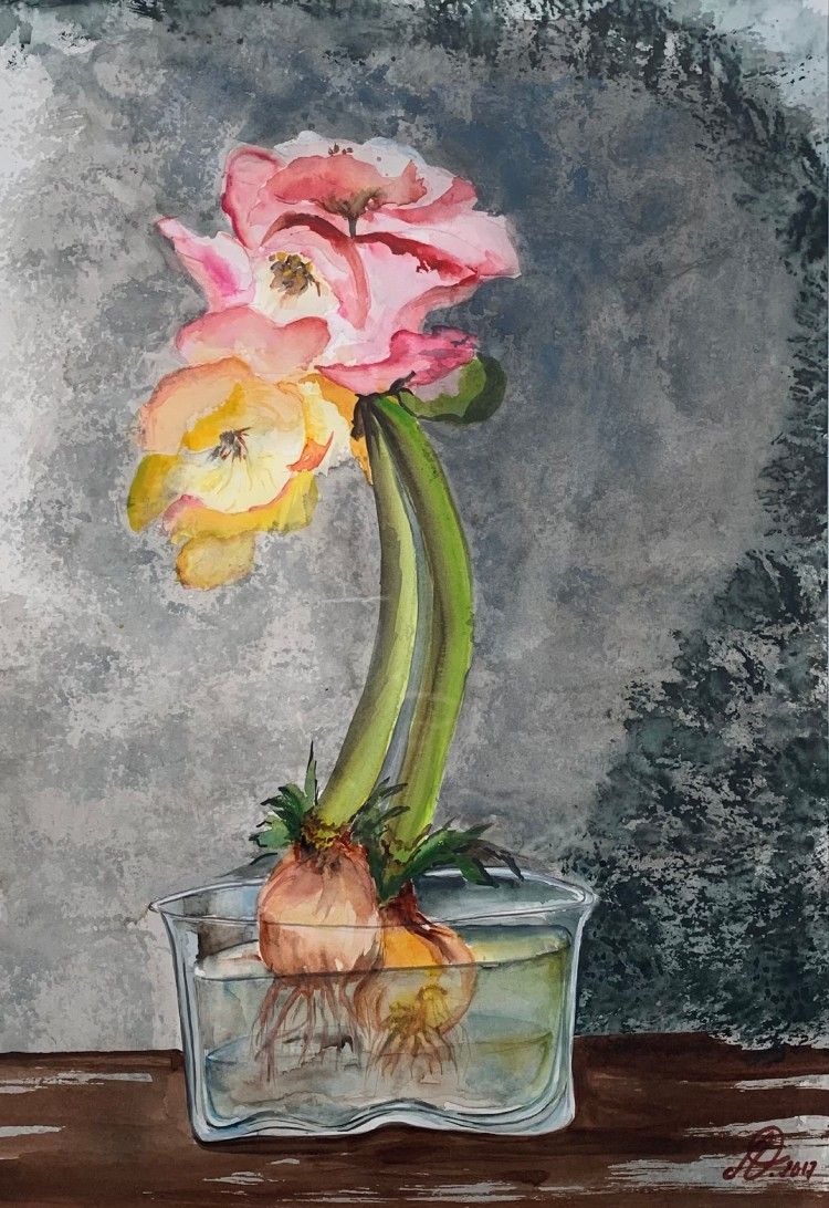 Un cuadro de una flor rosa en un jarrón de cristal sobre una mesa.