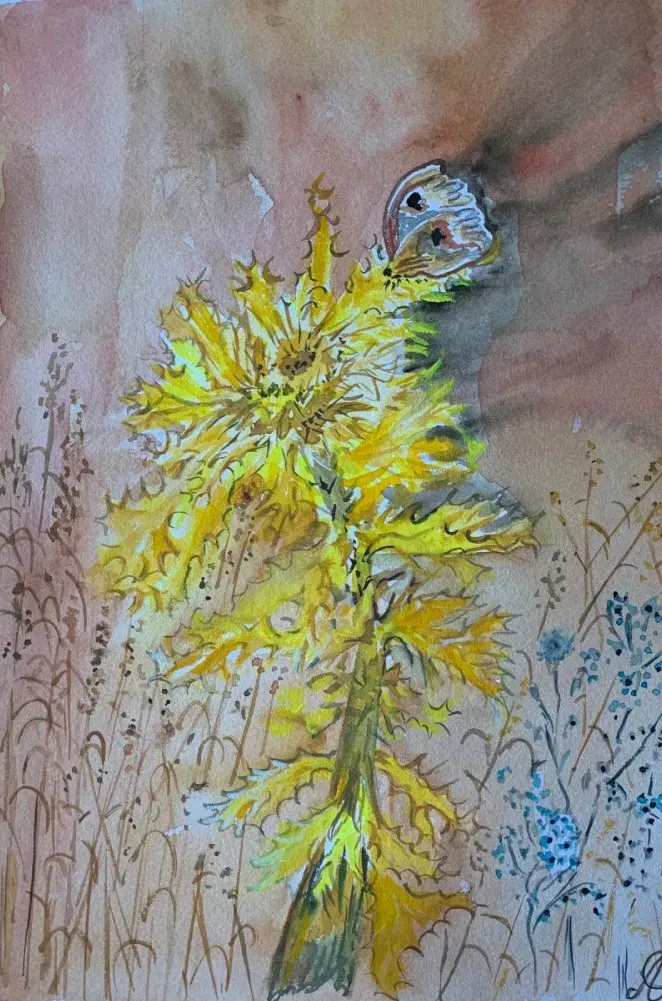 Una pintura de acuarela de una flor amarilla con una mariposa sobre ella.