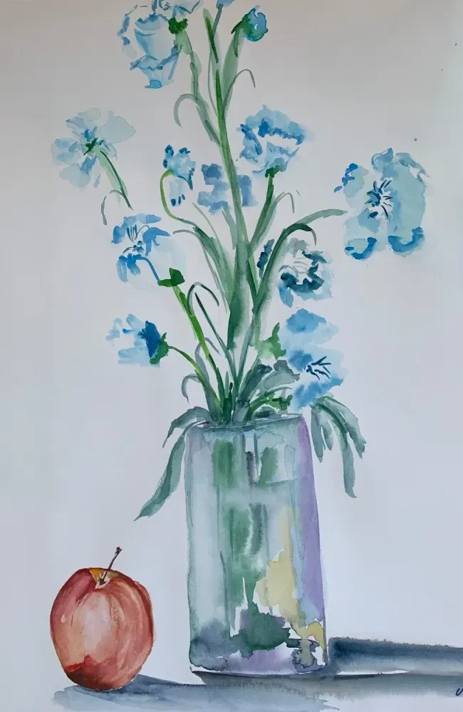 Un cuadro de flores en un jarrón junto a una manzana.