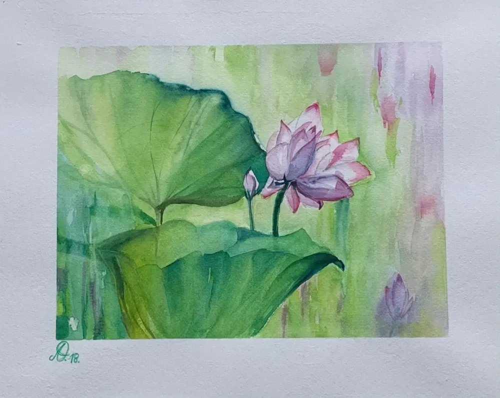 Una pintura de acuarela de una flor de loto rodeada de hojas verdes.