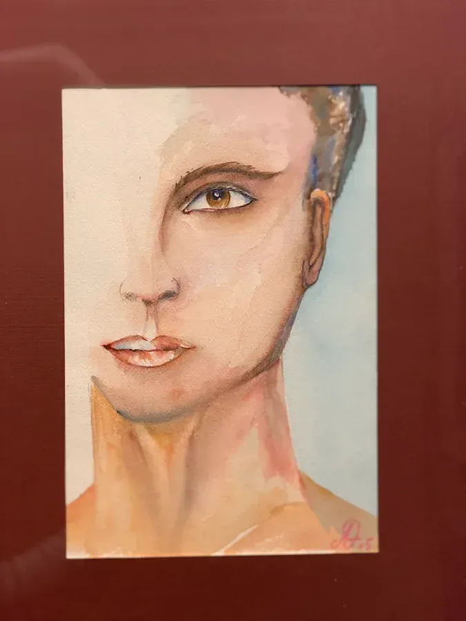 Un primer plano de una pintura del rostro de una mujer sobre un fondo rojo.