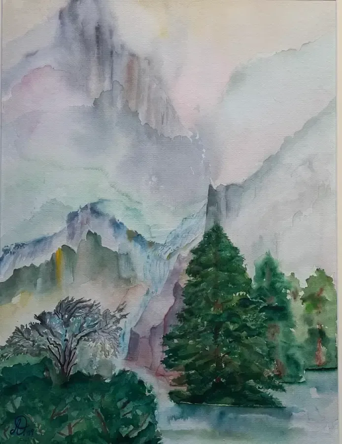 Una pintura de acuarela de una cadena montañosa con árboles en primer plano.