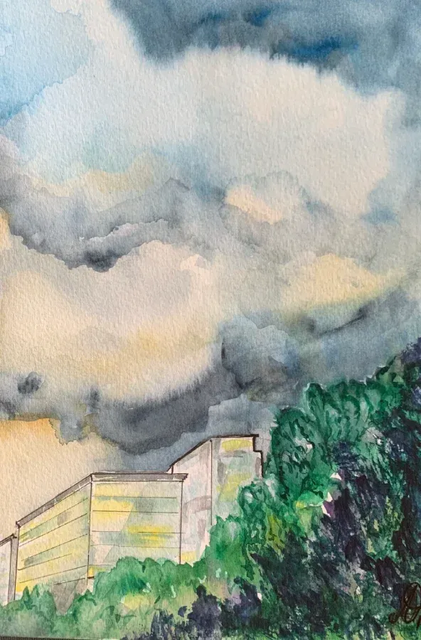 Una pintura de acuarela de un cielo nublado sobre un edificio y árboles.
