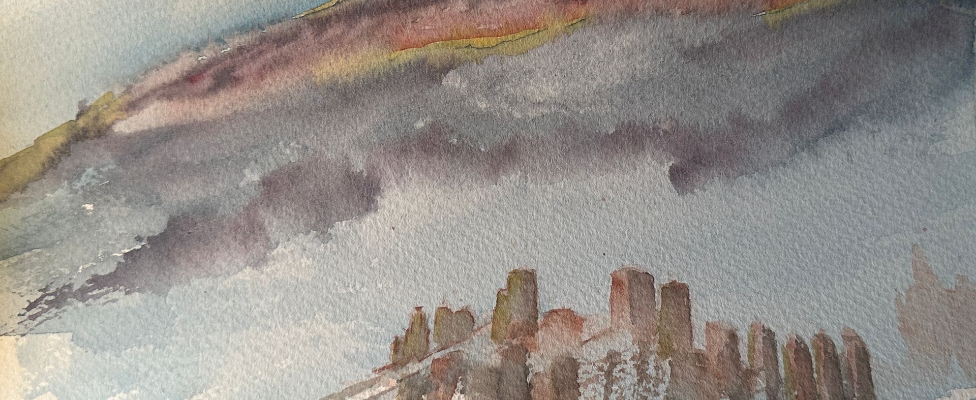 Acuarela de un paisaje urbano bajo un cielo nublado. Tonos azules, morados y marrones dominan la escena.