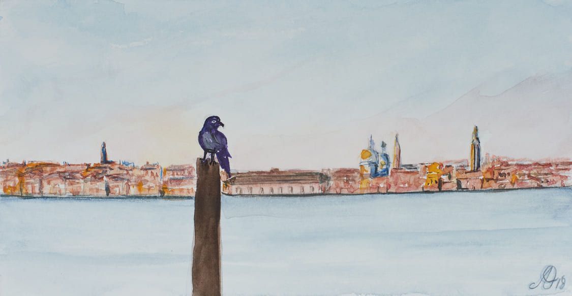 Una pintura de un pájaro posado en un poste con vistas a una ciudad.