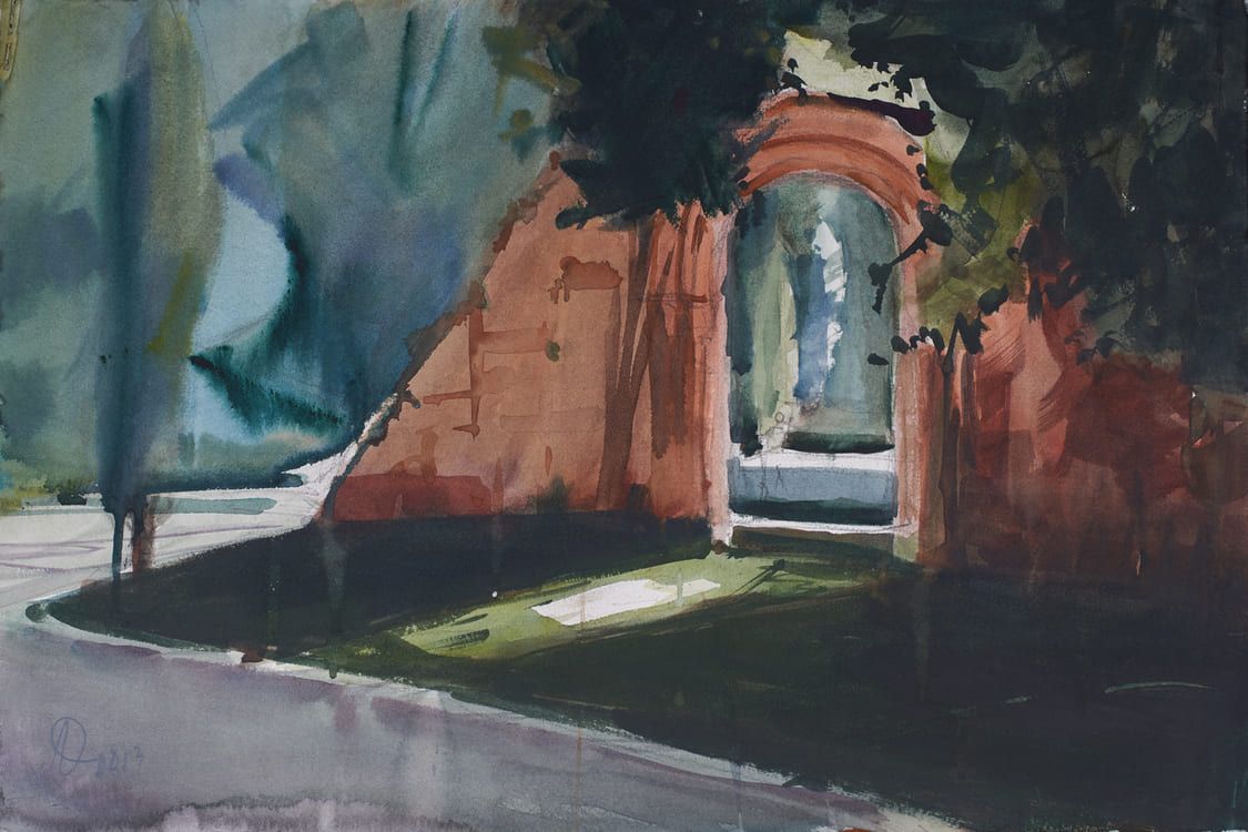 Una pintura de acuarela de un arco de piedra rodeado de árboles.