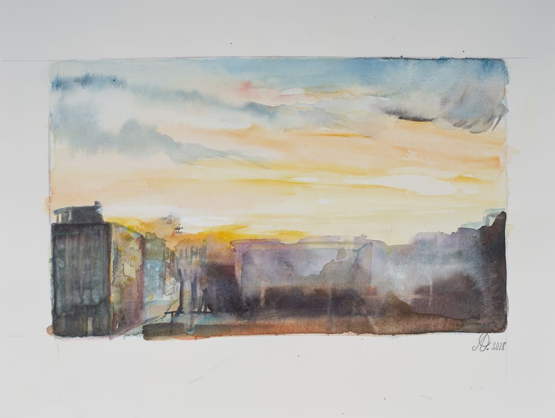 Es una pintura de acuarela de una puesta de sol sobre una ciudad.