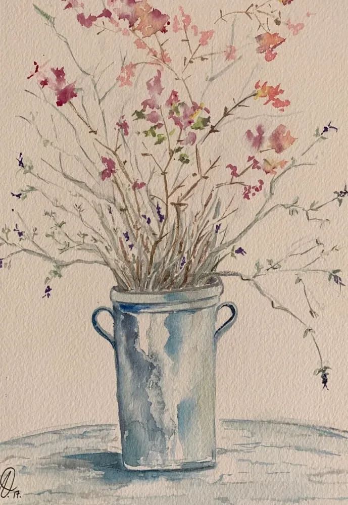 Una pintura de acuarela de flores en un jarrón de metal.