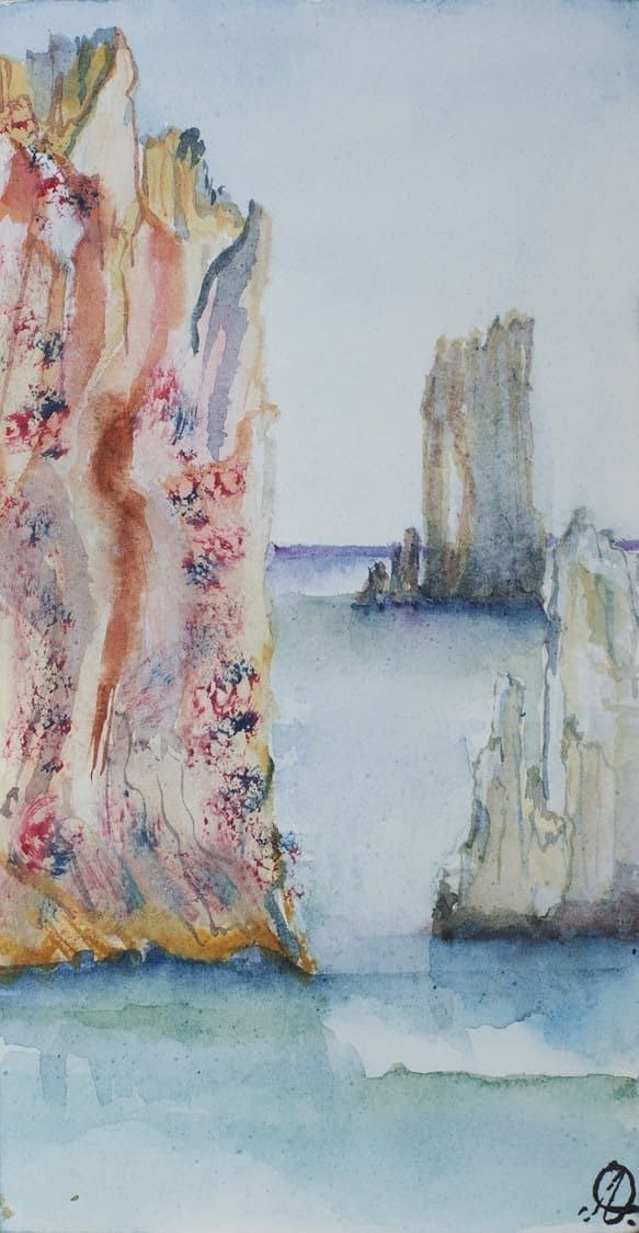 Paisaje marino en acuarela, con acantilados rocosos rosas y beige que enmarcan una tranquila bahía azul y unas torres de piedra a lo lejos.