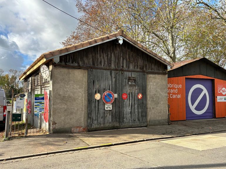 Deux cabanes en bois ornées de fresques murales colorées.