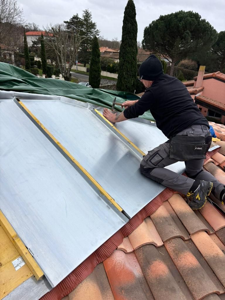 Un ouvrier installe des panneaux isolants sur un toit.