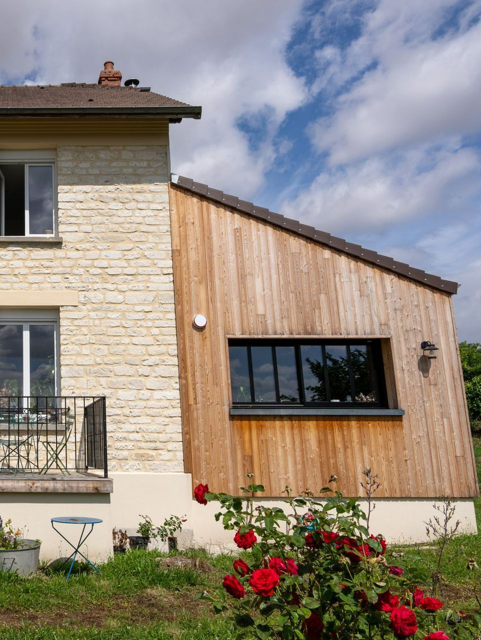 Une maison avec une piscine